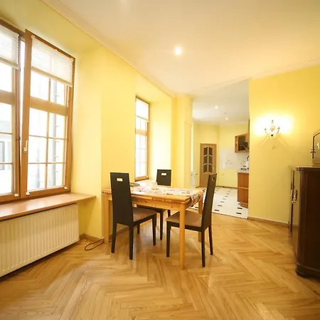 Sunny Two Bedroom Appartement *
