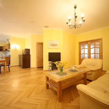 Sunny Two Bedroom Apartment *